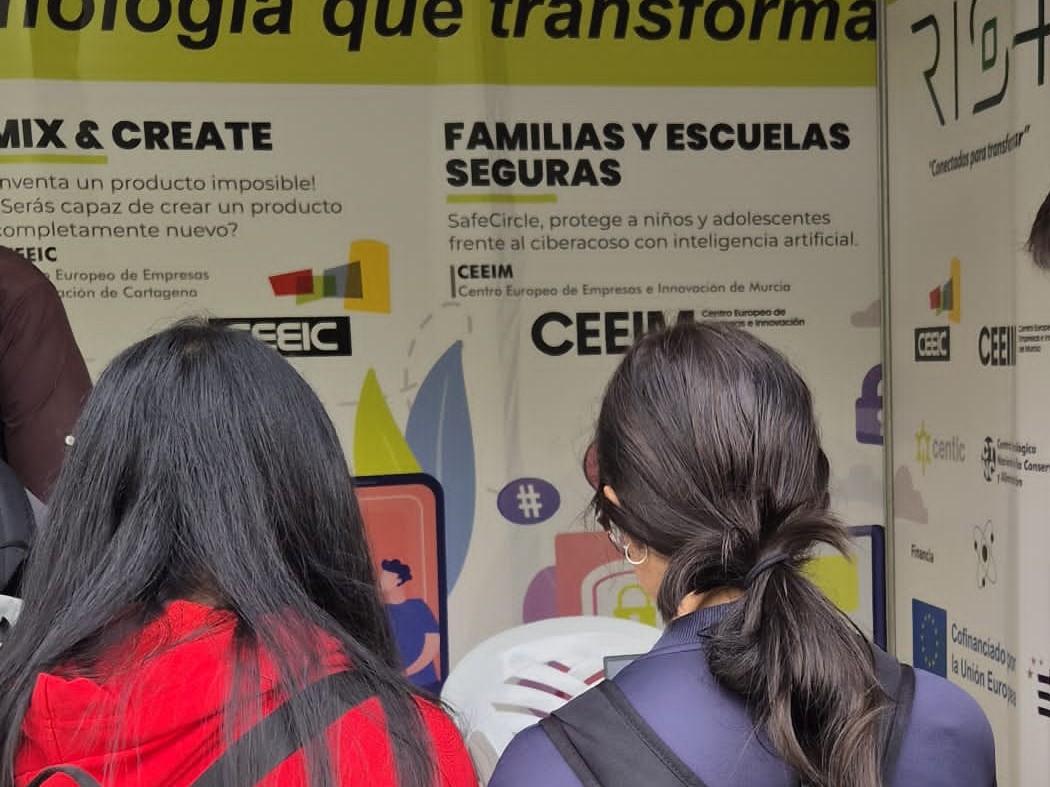 Estudiantes frente al panel Familias y Escuelas Seguras del CEEIM en SECyT 2026