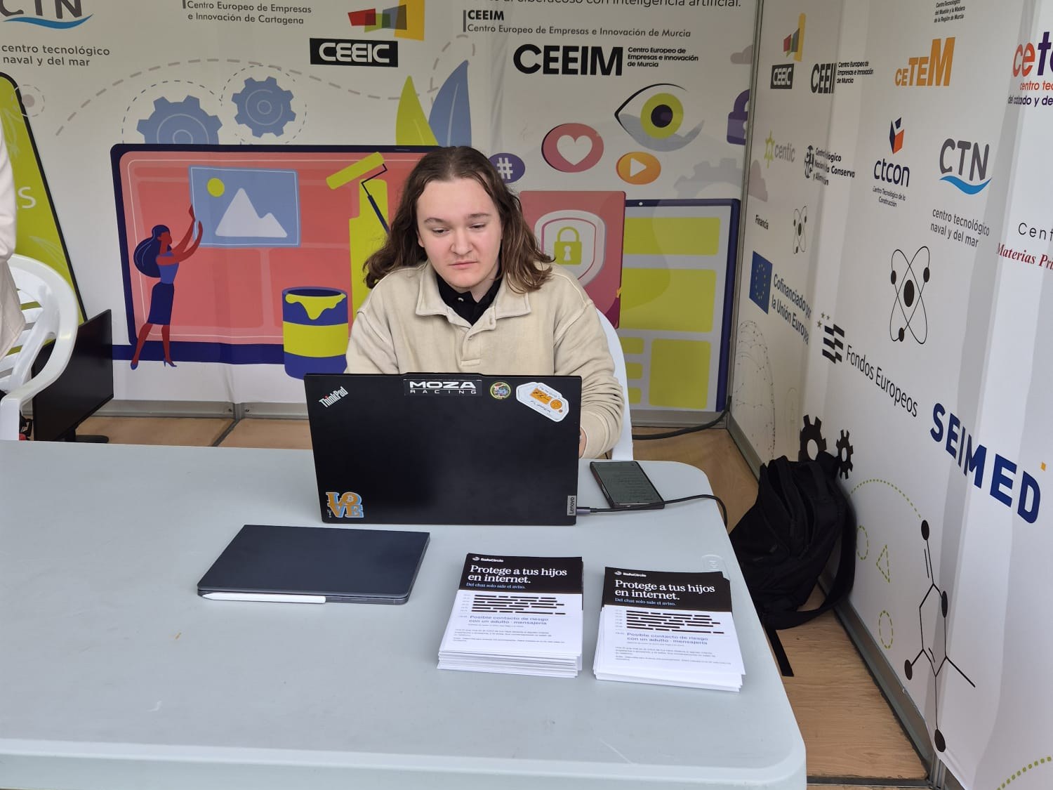 El stand de SafeCircle en SECyT 2026 con el portátil de demostración y los folletos